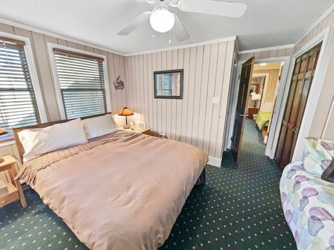 Treetop 15 Sleeps 9 2BR/2BA Near Slopes and Village Parking Wi-Fi