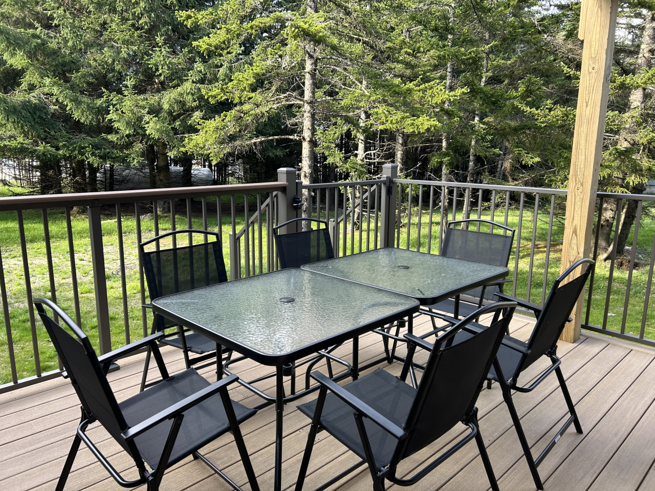 Outdoor dining space on the deck!