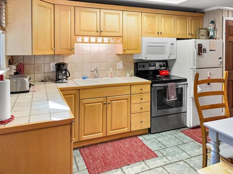 Treetop 15 Sleeps 9 2BR/2BA Near Slopes and Village Parking Wi-Fi