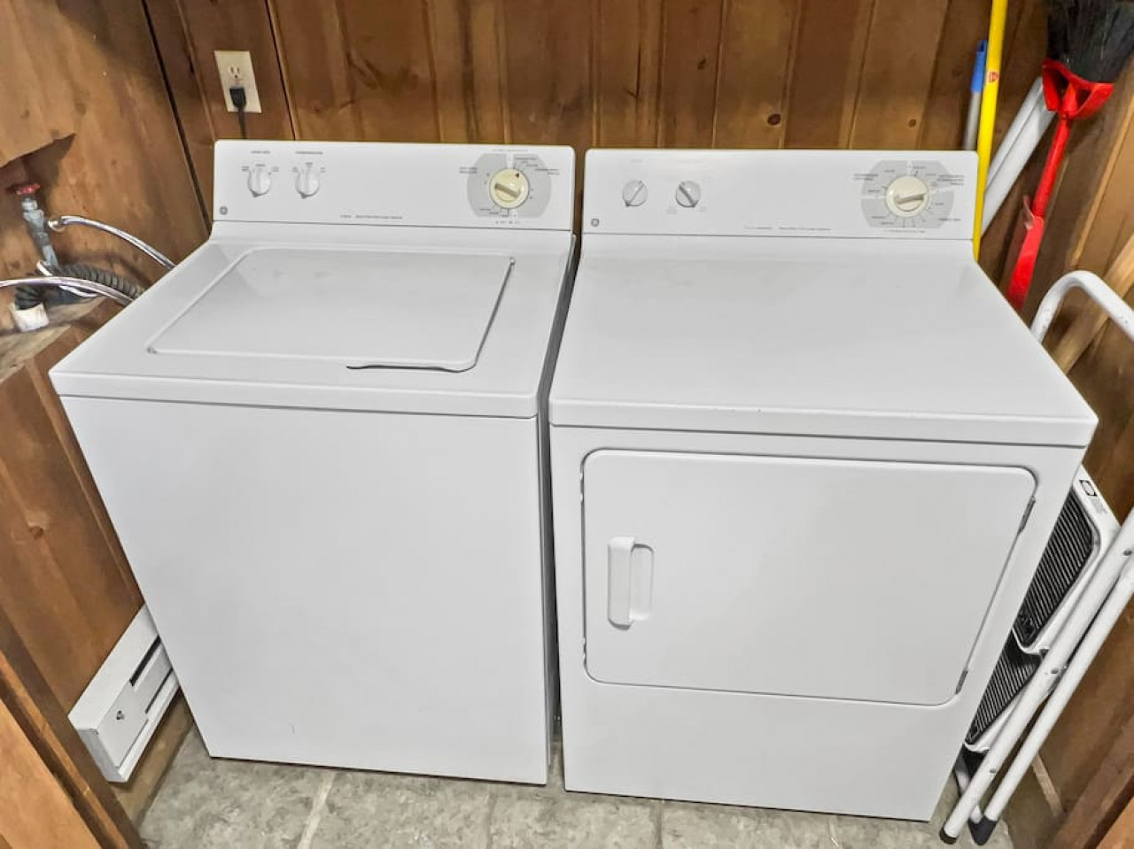 Washer/Dryer located off of the mud room