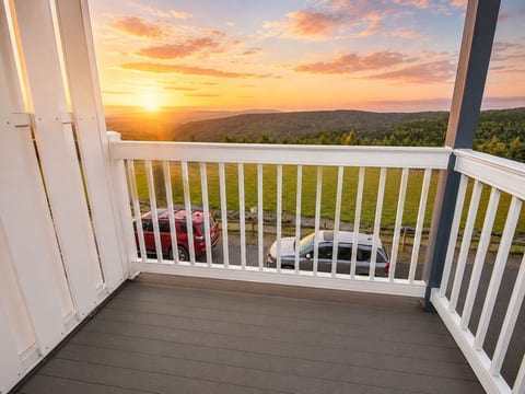 ML176 1st Floor Mountain View WiFi Parking Next to Village & Slopes