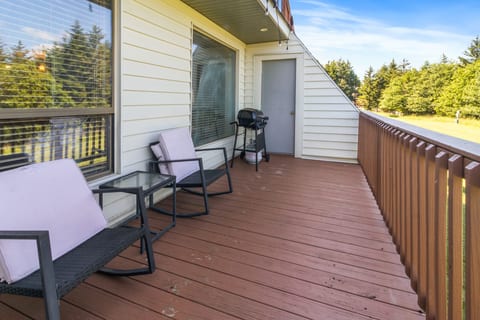 Spacious Deck (Deck closed in winter due to snow & ice)