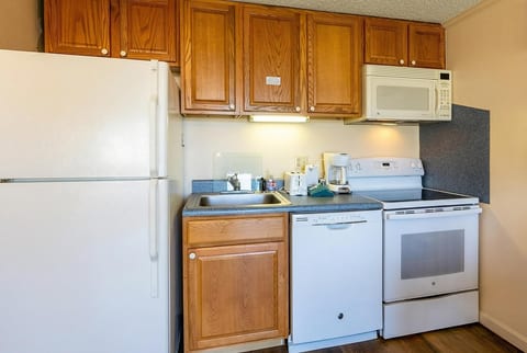 Fully-equipped kitchen