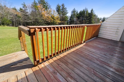 Spacious Deck (Deck closed in winter due to snow & ice)