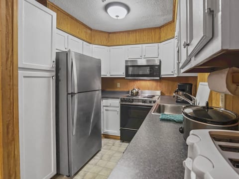 Leatherbark 103A Family Friendly 3BR 2BA Private Deck Gated Parking
