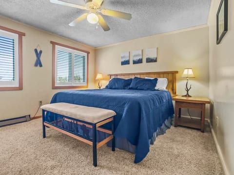 ML169 1st Floor End Unit EZ Parking No Steps WiFi Slope Side