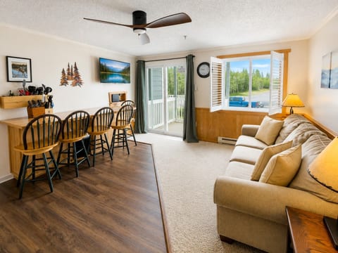ML169 1st Floor End Unit EZ Parking No Steps WiFi Slope Side