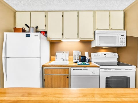 ML169 1st Floor End Unit EZ Parking No Steps WiFi Slope Side
