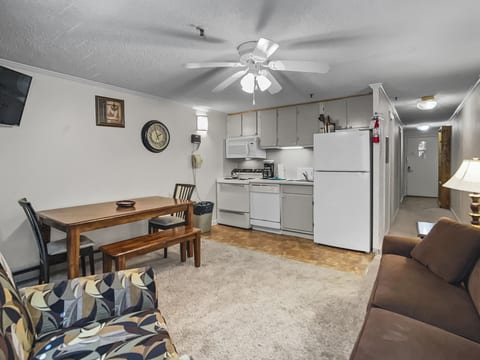 ML355 Top Floor Less Noise EZ Parking WiFi Slope Side Condo