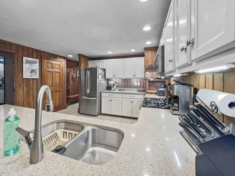 Wabasso 8 Cozy Retreat Covered Parking Sleeps 8 WiFi