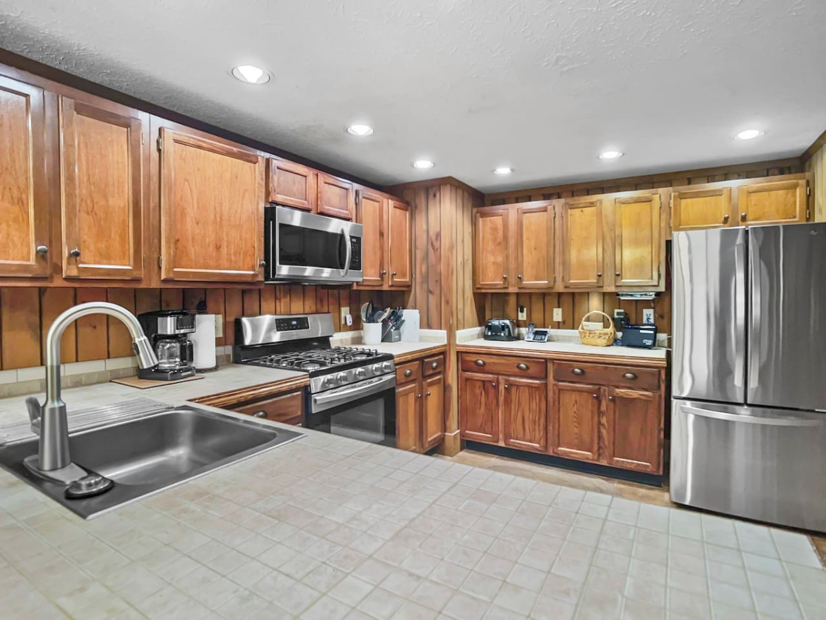 Large kitchen with plenty of space