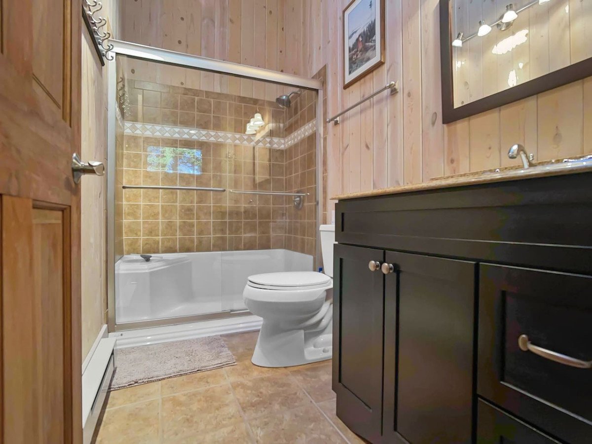 wabasso-1-cozy-retreat-covered-parking-sleeps-8-wifi/