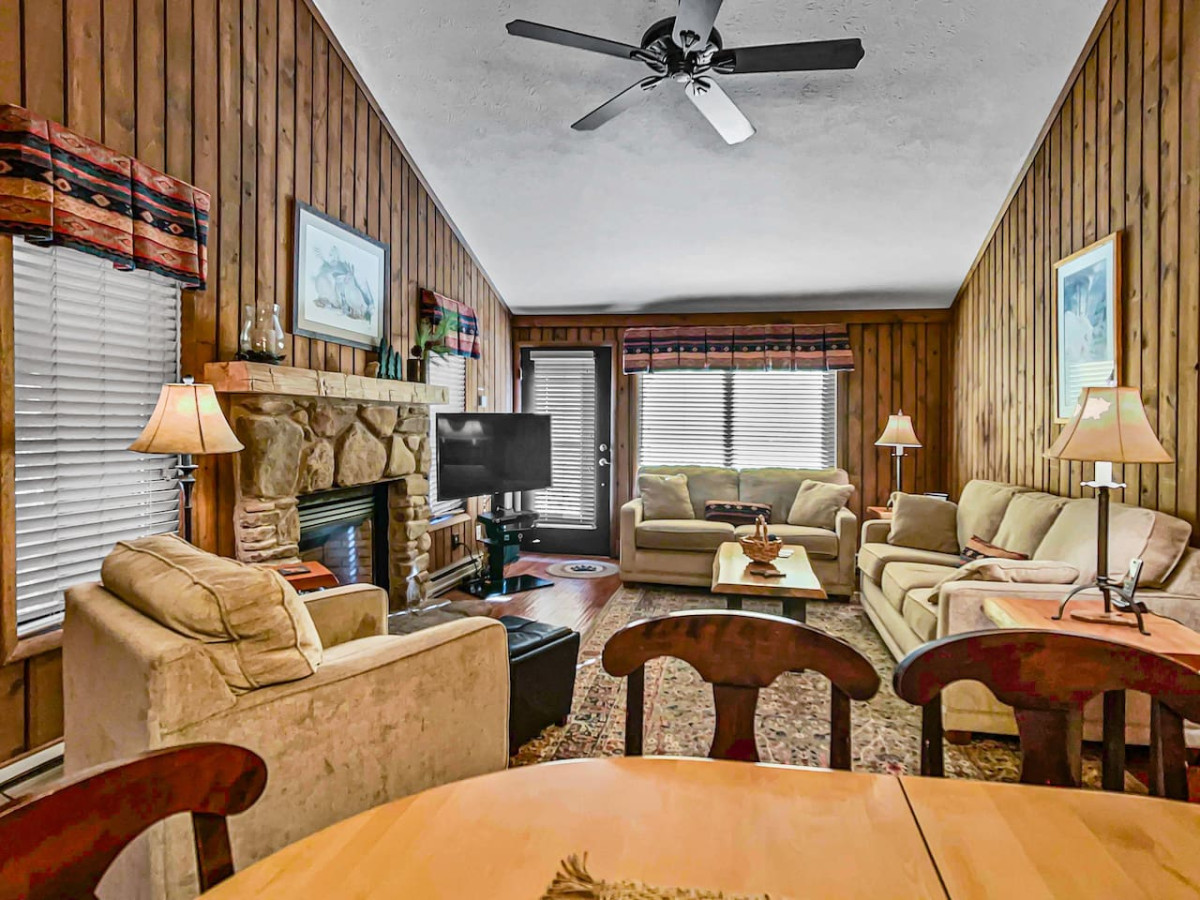 Wabasso 1 Cozy Retreat Covered Parking Sleeps 8 WiFi - Snowshoe