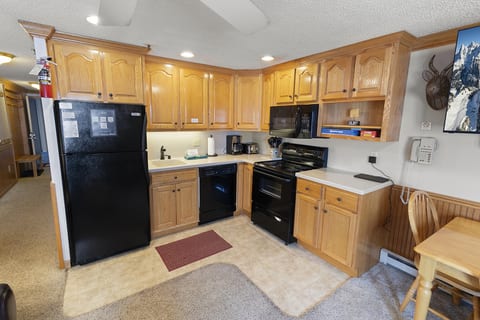 ML390 2BR/2BA Sleeps 8, King bed, Family Friendly, Top Floor, EZ Park, WiFi, Great Views