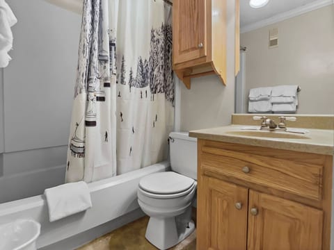 ML390 2BR/2BA Sleeps 8, King bed, Family Friendly, Top Floor, EZ Park, WiFi, Great Views