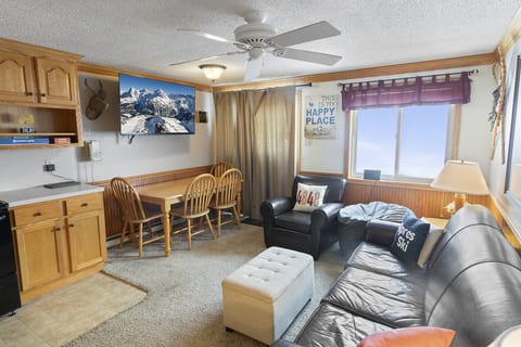 ML390 2BR/2BA Sleeps 8, King bed, Family Friendly, Top Floor, EZ Park, WiFi, Great Views
