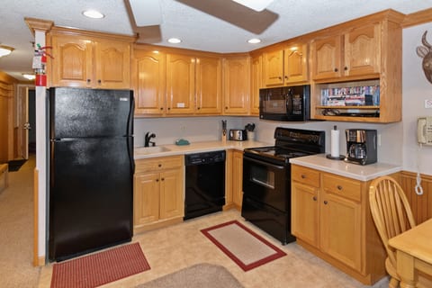 ML390 2BR/2BA Sleeps 8, King bed, Family Friendly, Top Floor, EZ Park, WiFi, Great Views