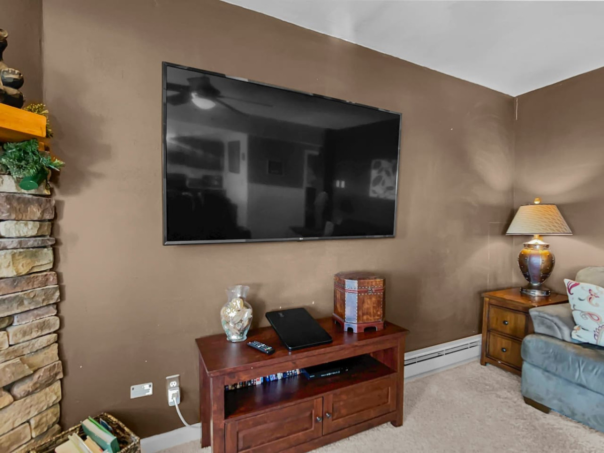 Summit 205C 3BR 2BA Across from Village WiFi Sleeps 10 Parking - Snowshoe