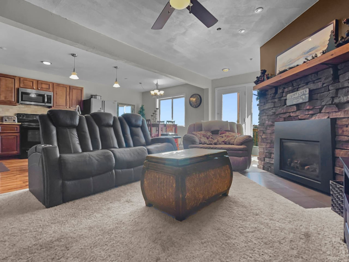 Summit 205C 3BR 2BA Across from Village WiFi Sleeps 10 Parking