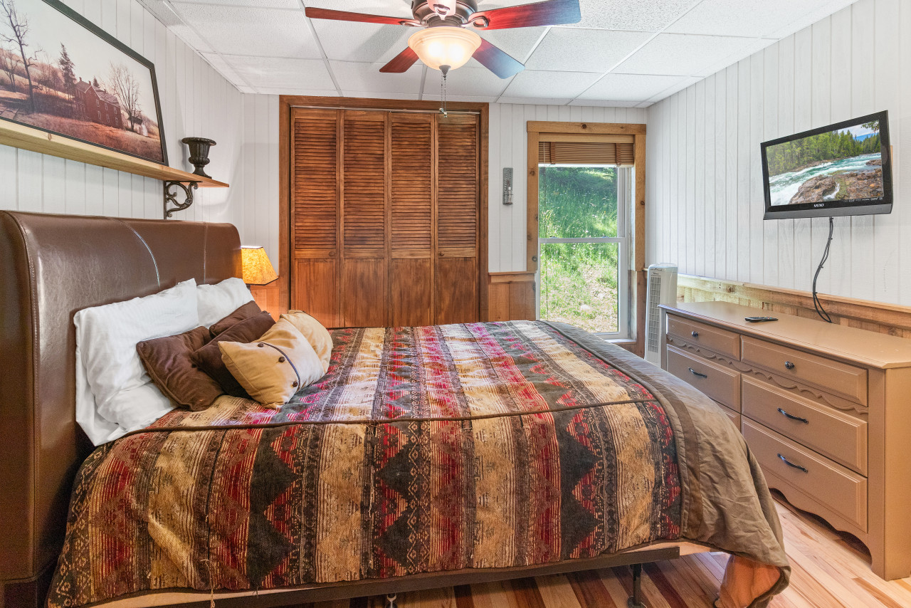 Queen bed in second bedroom