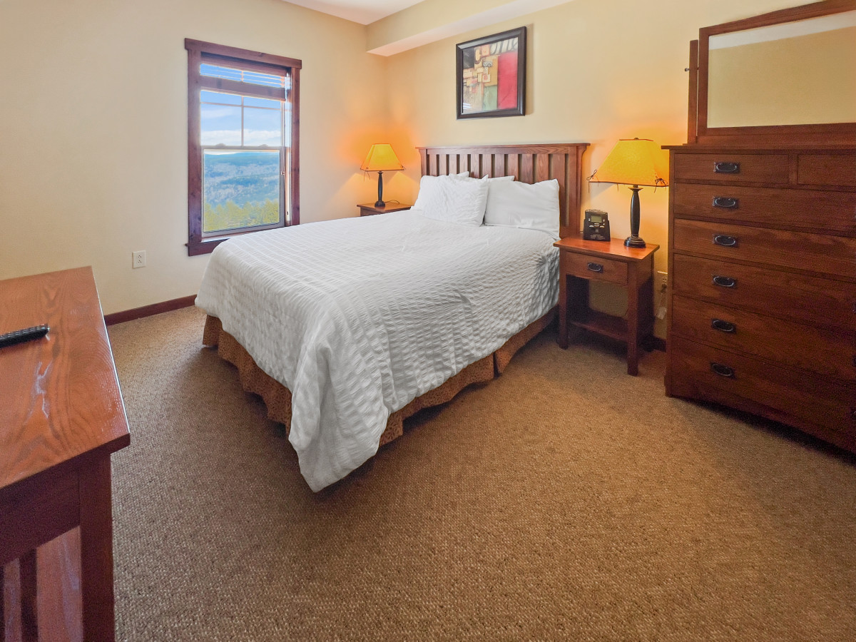 Bedroom 2 - Queen Bed