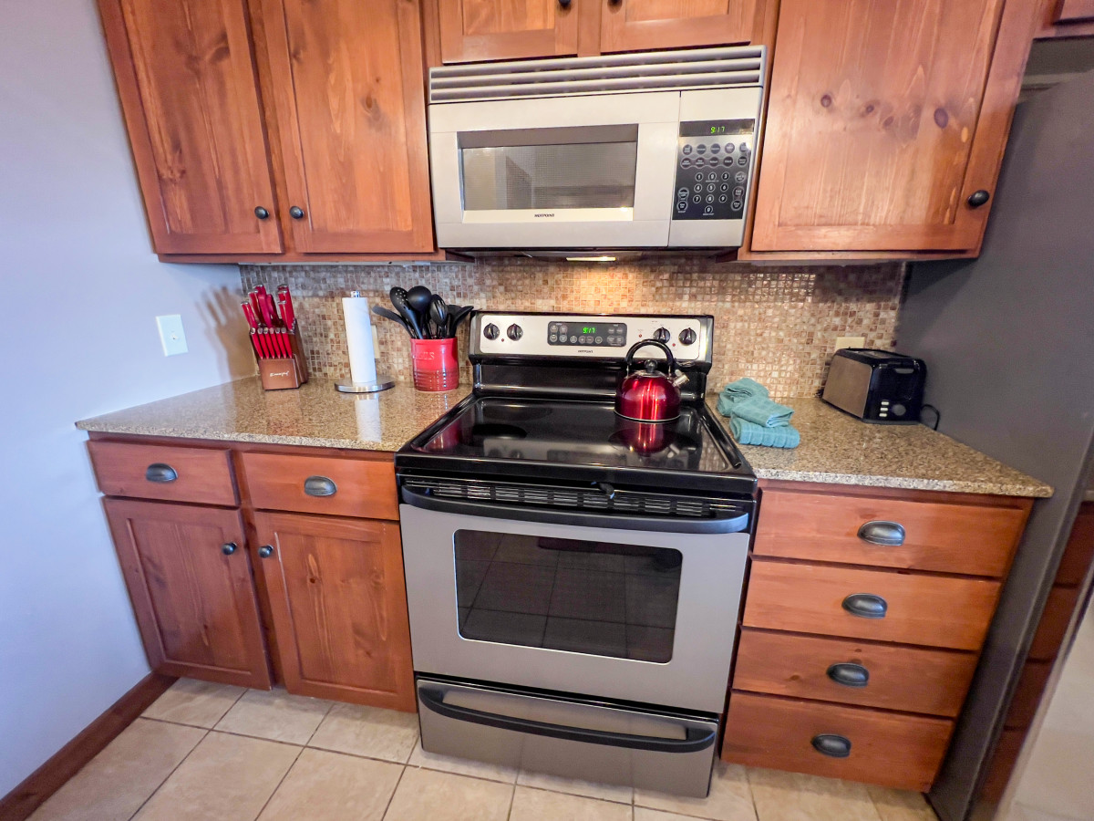 Fully-equipped kitchen, granite, stainless steel