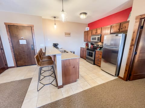 Fully-equipped kitchen, granite, stainless steel