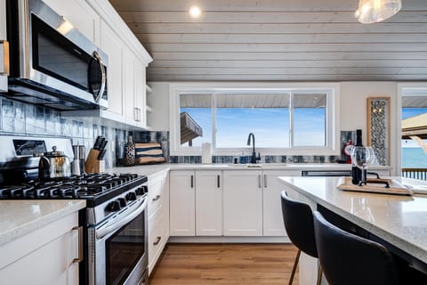 Beachfront Luxury l Hot Tub l Private Beach l Sleeps 8
