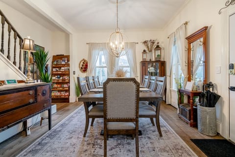 The Kingsville House with private salt water