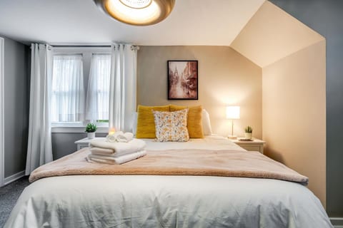 Rose Cottage: on the Lake - Stay with Us!