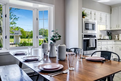 Rose Cottage: on the Lake - Stay with Us!