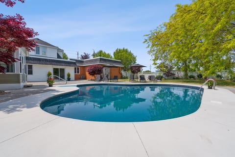 The Orchard House With Salt Water Pool