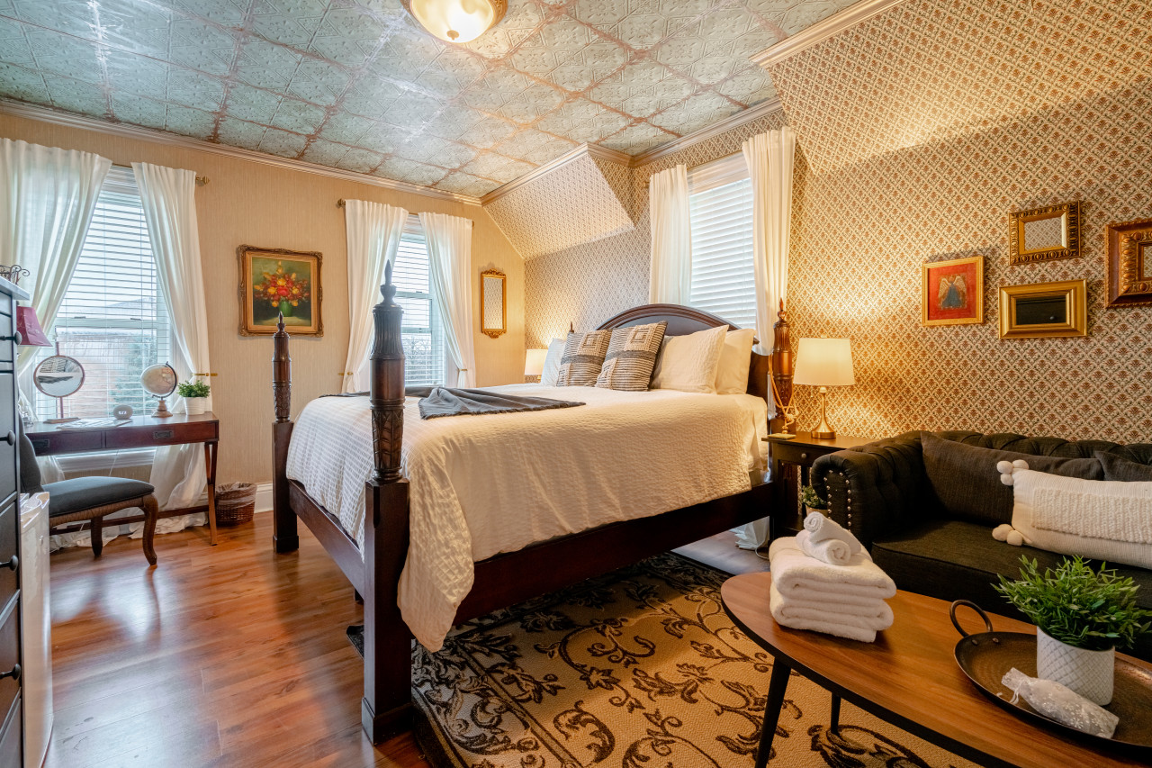 on-the-vine-room-at-the-kingsville-house/