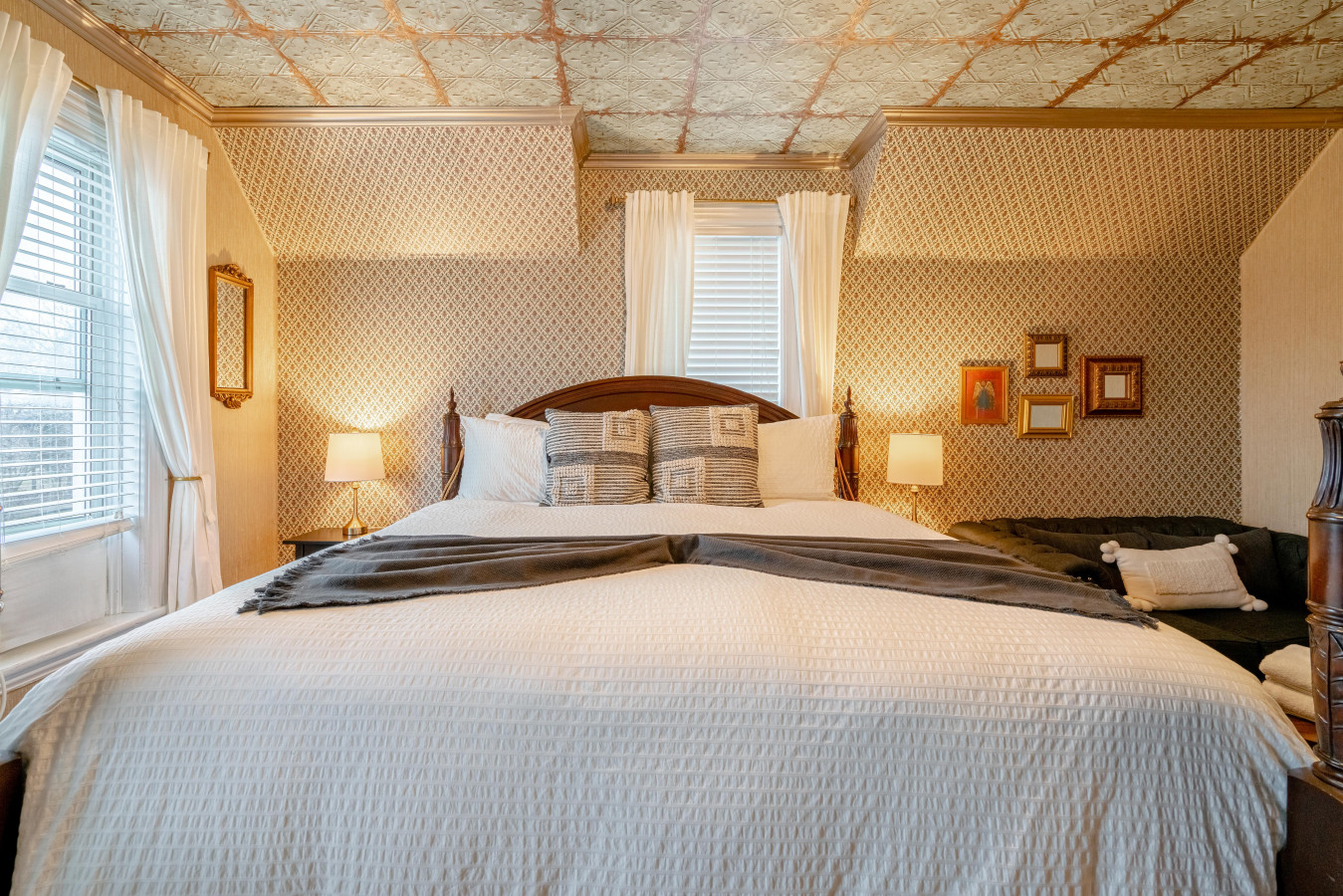 on-the-vine-room-at-the-kingsville-house/