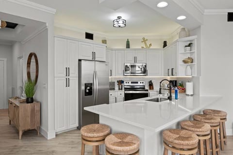 Kitchen and Breakfast Bar
