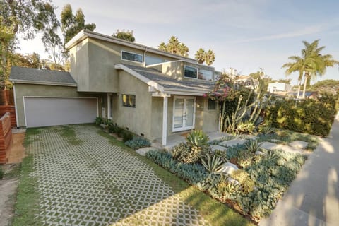Front of house. Golf course is behind photographer. Driveway and plenty of free street parking.