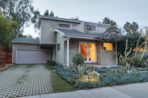 Front of house. Golf course is behind photographer. Driveway and plenty of free street parking.