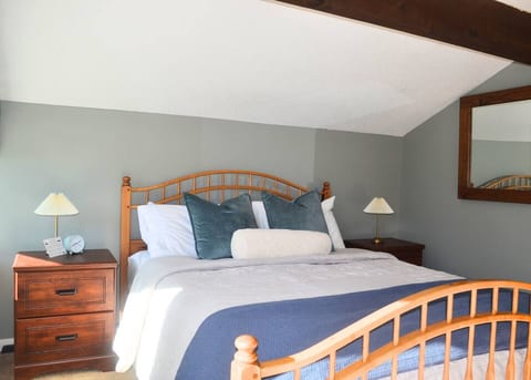 Renovated 2BR on Bromley | Fall Foliage & Hiking