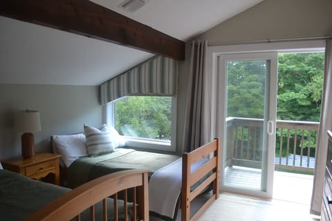 Renovated 2BR on Bromley | Fall Foliage & Hiking