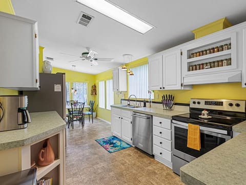 Fully equipped kitchen.