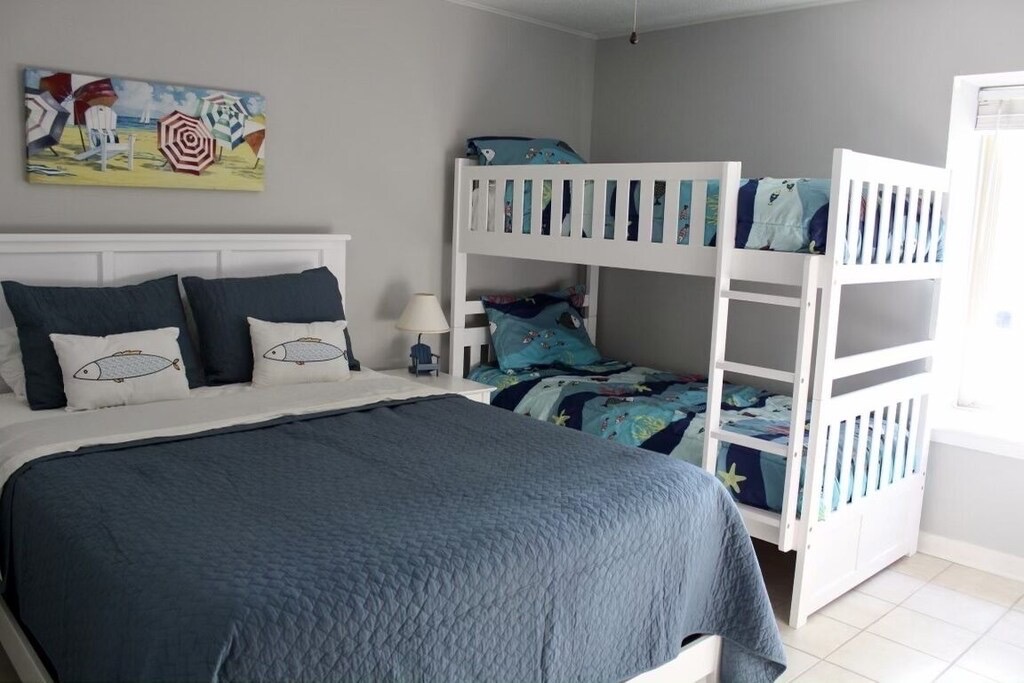 Guest bedroom with Queen bed and bunk beds Guest bedroom with Queen bed and bunk beds - Sea Pines at South Beach - Hilton Head Island