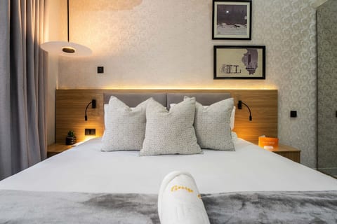 Luxury King Bed in Park View Ikoyi