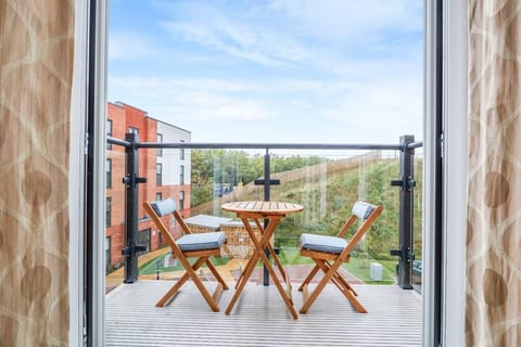 Harmony: 5 Mins to City Centre, Balcony, Fast WiFi