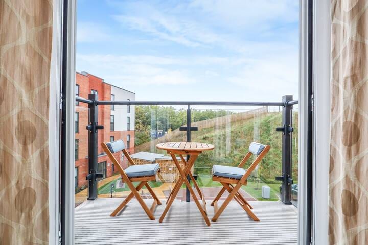 Harmony: 5 Mins to City Centre, Balcony, Fast WiFi - England