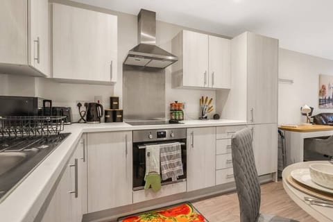 Harmony: 5 Mins to City Centre, Balcony, Fast WiFi