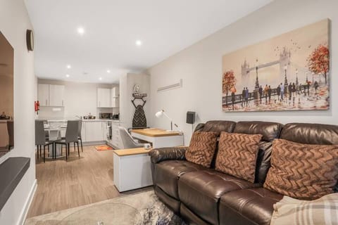 Harmony: 5 Mins to City Centre, Balcony, Fast WiFi