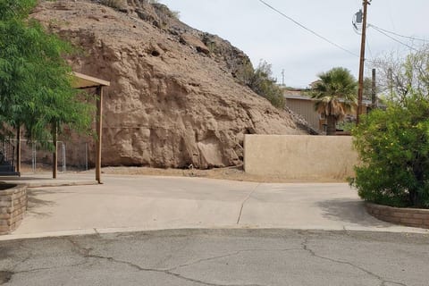 1970'S HIDDEN GEM CLOSE TO THE RIVER 2000 SQ FT