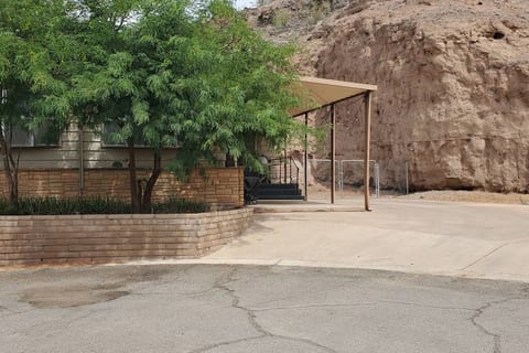 1970'S HIDDEN GEM CLOSE TO THE RIVER 2000 SQ FT