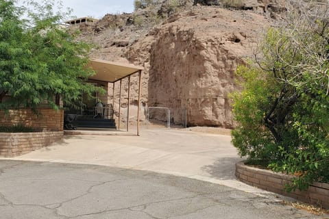 1970'S HIDDEN GEM CLOSE TO THE RIVER 2000 SQ FT