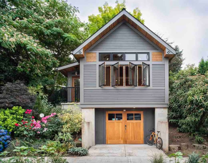Your Portland guesthouse awaits you. Nestled between mature landscaping, a cozy but bustling neighborhood, and walkable SE Portland restaurants and bars; you are truly in a spectacular Portland location.